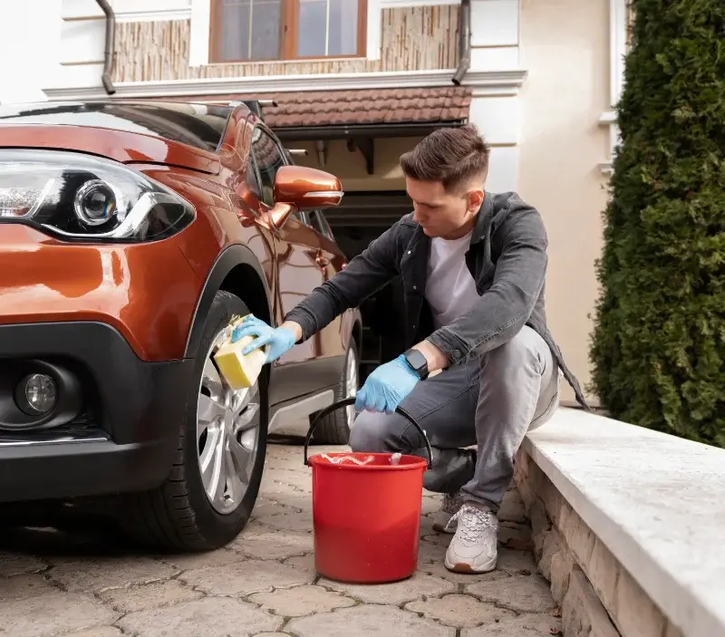 Lavage auto à domicile Aubenas-les-Alpes : professionnel intervenant sur un véhicule